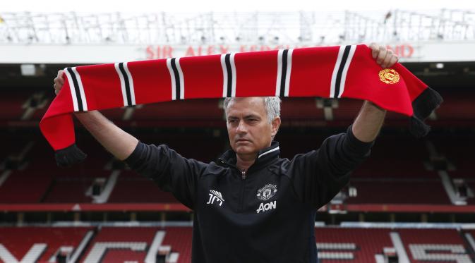 Jose Mourinho membentangkan syal MU di Old Trafford