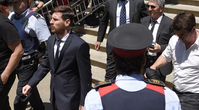 Lionel Messi berjalan dengan santai usai mengikuti sidang kasus pajak yang dituduhkan kepadanya bersama Jorge Messi di Kantor Pengadilan Barcelona, (2/6/2016). (AFP/Lluis Gene)