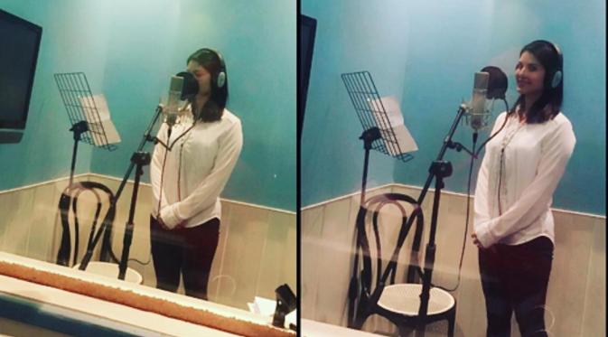 Sunny Leone menjajal kemampuan vokalnya di dapur rekaman (Instagram)