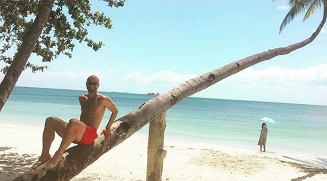 Sergio van Dijk menikmati keindahan Pulau Bintan. (Bola.com/Instagram)