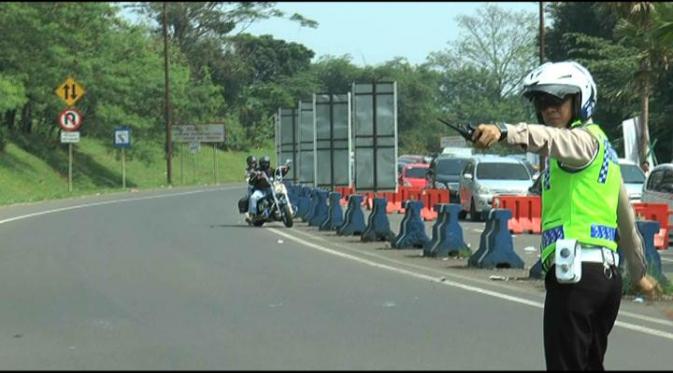 Pengendara motor gede (moge) menerobos tol diadang polisi. (Liputan6.com/Achmad Sudarno)