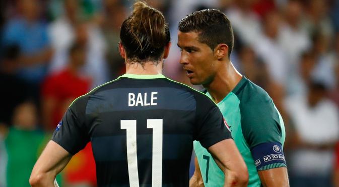 Cristiano Ronaldo dan Gareth Bale usai menjalani laga Semi Final Piala Eropa 2016 di Parc Olympique Lyonnais, Perancis, Kamis (7/7). Portugal menang atas Wales dengan skor akhir 2-0. (REUTERS)
