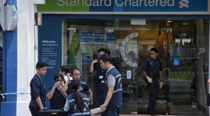 Suasana pascaperampokan di bank Standard Chartered di Holland Village, Singapura (Straits Times)