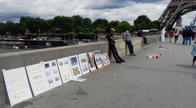 Para pelukis jalanan sedang beraktivitas di sekitar jembatan Sungai Seine, Paris, Prancis. (Bola.com/Ary Wibowo).