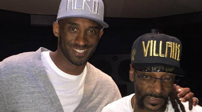 Snoop Dogg berikan Pemain basket legendaris tim Lakers, Kobe Bryant mobil convertible. (sumber: ESPN))