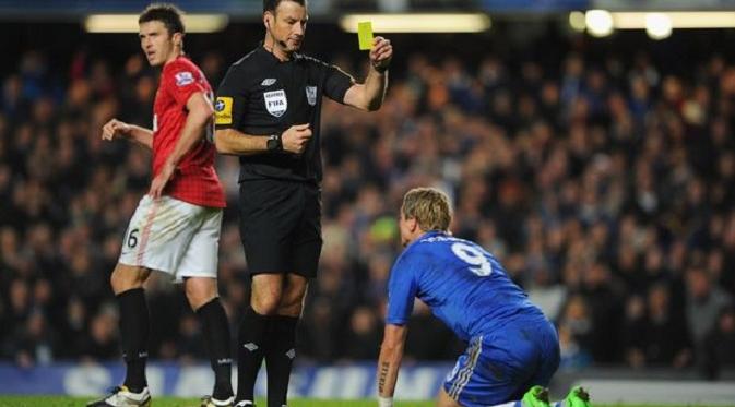 Puncak kontroversi Mark Clattenburg terjadi saat Chelsea menjamu Manchester United, 28 Oktober 2012. (Mirror)