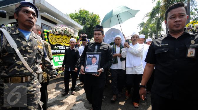 Sejumlah kerabat mengangkat jenazah Ketua KPU Husni Kamil Manik di Kompleks KPU, Jakarta, Jumat (8/7). Husni Kamil Manik wafat di usia 40 tahun pada Kamis malam (7/7). (Liputan6.com/Helmi Fithriansyah)