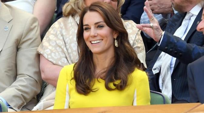 Duchess of Cambridge, Kate Middleton terlihat anggun mengenakan gaun kuning di saat menghadiri pertandingan tenis, Wimbledon Championship di London pada 27 Juni 2016 lalu (sumber. Time.com)