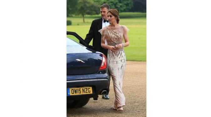 Kate Middleton mengenakan maxi dress saat menghadiri makan malam di East Anglia's Children's Hospice, Houghton Hall, Inggris pada 22 Juni 2016(sumber. Time.com)