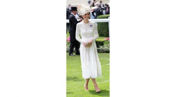 Kate Middleton saat menghadiri Royal Ascot di Ascot Racecourse di Inggris pada 15 Juni 2016 (sumber. Time.com)