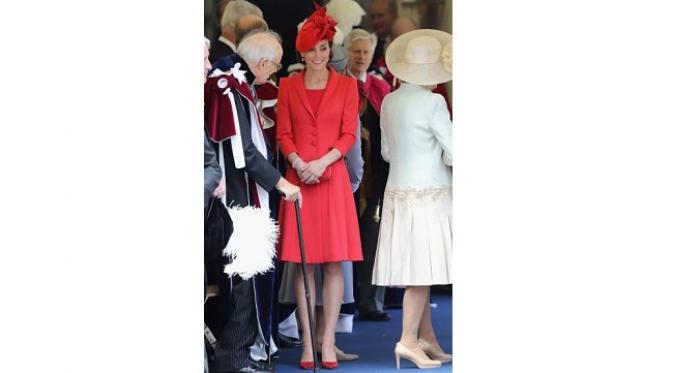 Kate Middleton berbincang dengan tamu dalam sebuah pesta di Windsor Castle, Inggris pada 13 Juni 2016.(sumber. Time.com)