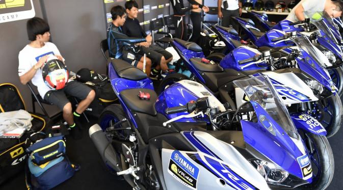YZF-R3 adalah motor yang digunakan para peserta Master Camp di Sirkuit Misano. (Yamaha MotoGP)