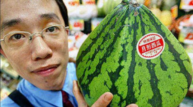 Semangka dan beberapa buah lainnya juga dianggap penting dan menyimbolkan status di Jepang.  (sumber: The Hindu)