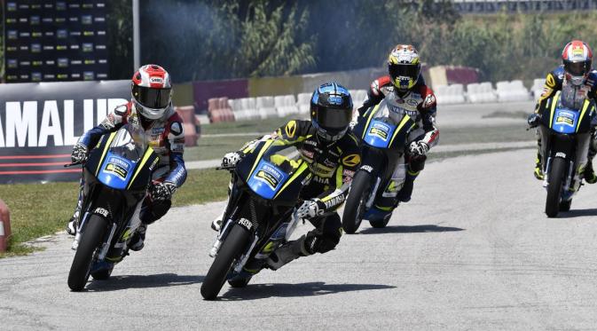 Aksi para pembalap Master Camp di Sirkuit Jeepers Kart & Pit Bike. (Yamaha MotoGP)