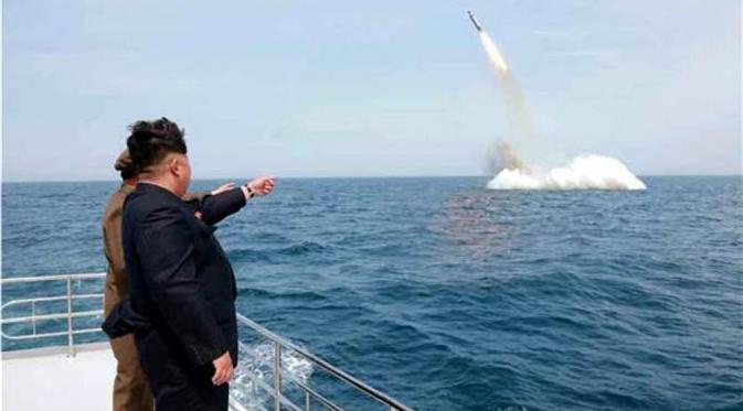 Rudal diluncurkan Korut dari kapal selam. (KCNA)