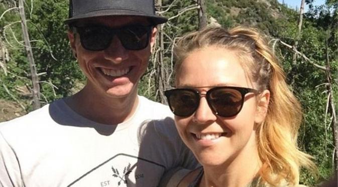 Hannah Howlett (29) dan sang suami, Derek. (highcarbhannah/Instagram)