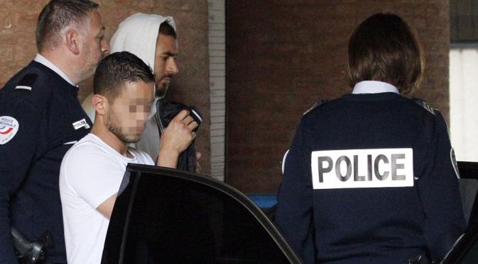 Striker Real Madrid, Karim Benzema (memakai tudung jaket) saat tersangkut kasus video porno milik Mathieu Valbuena. (Mirror).