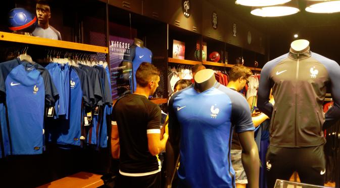 Beberapa pengunjung salah satu toko peralatan olahraga di Paris memburu atribut Prancis dan Portugal yang bakal bertanding pada final Piala Eropa 2016. (Bola.com/Ary Wibowo).