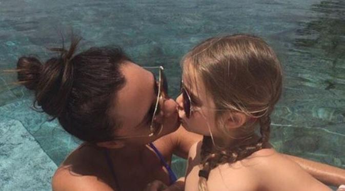 Victoria Beckham dan putrinya, Harper. (Instagram)