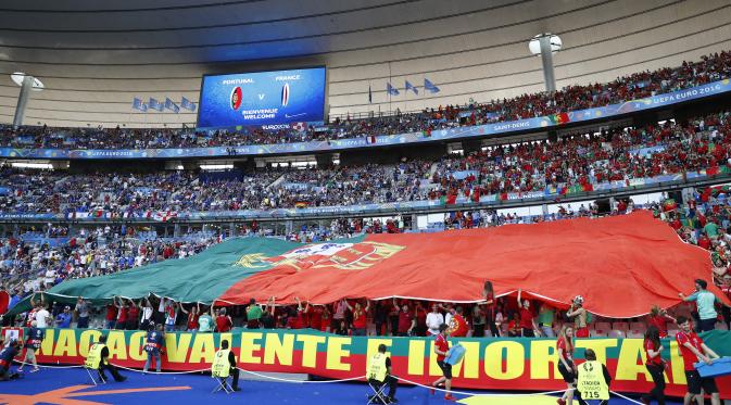 Bendera raksasa Portugal berkibar di Stade de France jelang laga final Piala Eropa 2016 kontra Prancis. (Reuters)