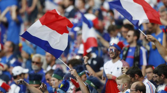 Para suporter Prancis sudah siap mendukung tim kesayangan mereka jelang laga final Piala Eropa 2016 melawan Portugal. (Reuters)