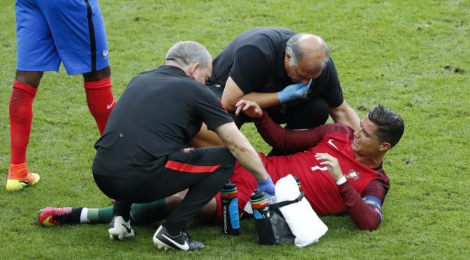 Cristiano Ronaldo saat meringis kesakitan seusai ditekel Dimitri Payet. (Reuters)