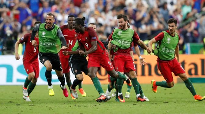 Striker Portugal, Eder, merayakan gol ke gawang Prancis pada final Piala Eropa 2016 di Stade de France, Saint-Denis, Minggu (10/7/2016). (Reuters/Carl Recine)