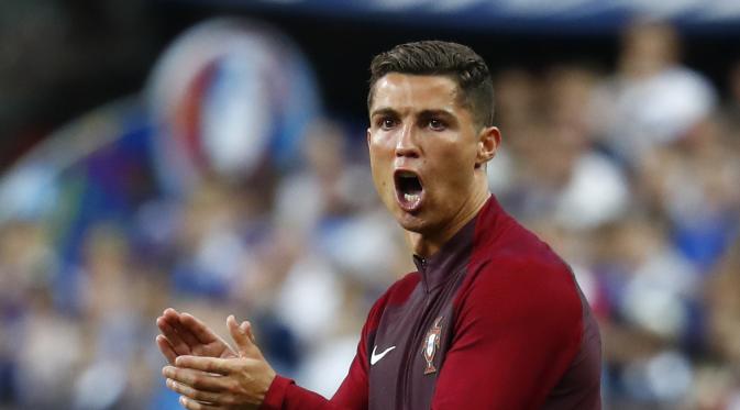 Setelah ditandu keluar lapangan, Cristiano Ronaldo menyemangati Portugal dari pinggir lapangan. Portugal pun tampil sebagai juara Piala Eropa 2016 setelah menaklukkan Prancis 1-0 di Stade de France. (Reuters)