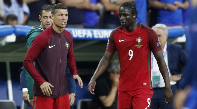Layaknya asisten pelatih Portugal, Cristiano Ronaldo memberikan arahan buat Eder. (Reuters)