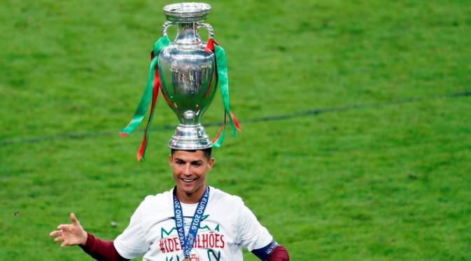 Cristiano Ronaldo kawinkan gelar Juara Piala Eropa 2016 dan Liga Champions 2016 setelah Portugal mengalahkan Prancis 1-0 pada laga final Piala Eropa 2016 di Stade de France, Saint-Denis, Senin (11/7/2016) dini hari WIB. (Reuters/Charles Platiau).