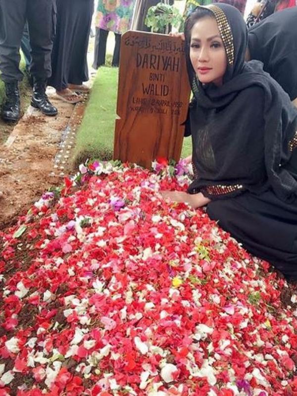 Kristina bersimpuh di depan pusara ibundanya usai pemakaman (Instagram/@kristinadangdut)