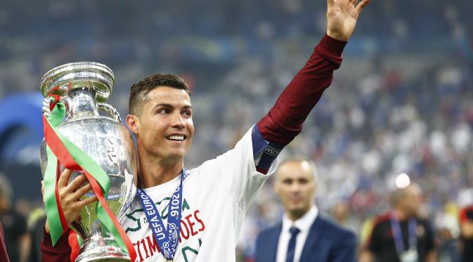 Cristiano Ronaldo jadi pahlawan dari pinggir lapangan bagi Portugal. (Reuters)
