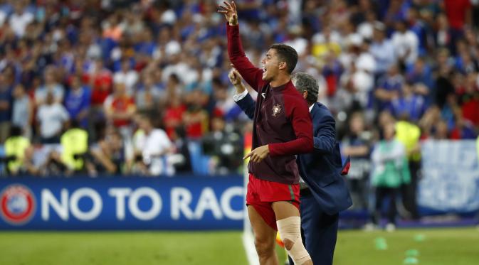  Cristiano Ronaldo beri instruksi rekannya dari pinggir lapangan (Reuters)