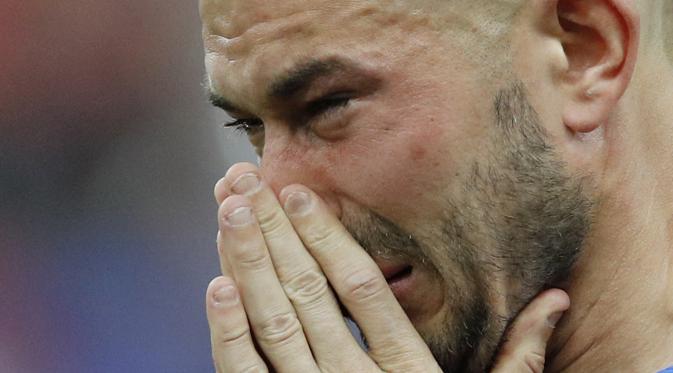 Bek Prancis  Christophe Jallet menangis usai pertandingan melawan Portugal (Reuters)