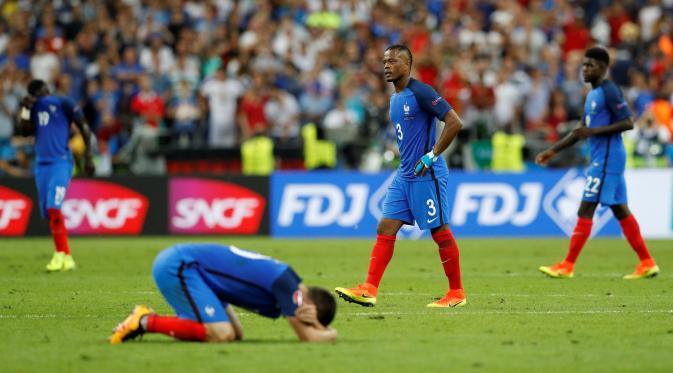 Timnas Prancis tertunduk lesu usai pertandingan melawan Portugal (Reuters)