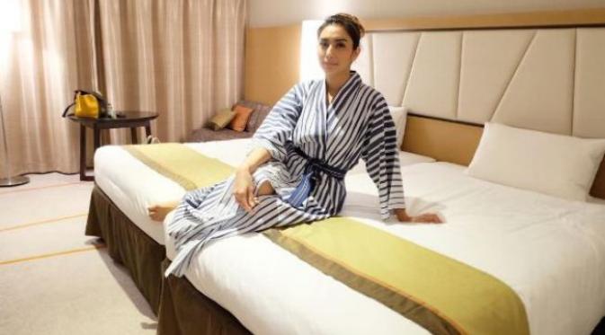 Tyas Mirasih berpose di sebuah hotel. (Instagram - @tyasmirasih)