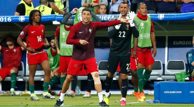 Ronaldo menginstruksikan rekan-rekanya saat laga final Piala Eropa 2016 antara Portugal vs Prancis di Paris, Prancis, Senin (11/6). Ronaldo terpaksa keluar lapangan akibat cedera usai berbenturan dengan Dimitri Payet. (REUTERS/Michael Dalder)