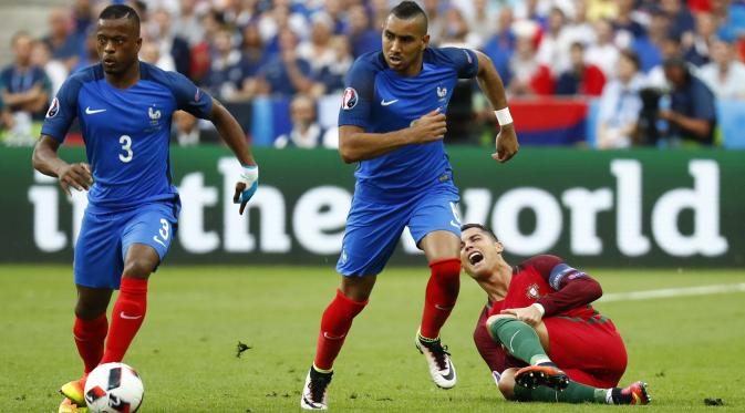 Dimitri Payet usai melanggar Cristiano Ronaldo (Reuters)