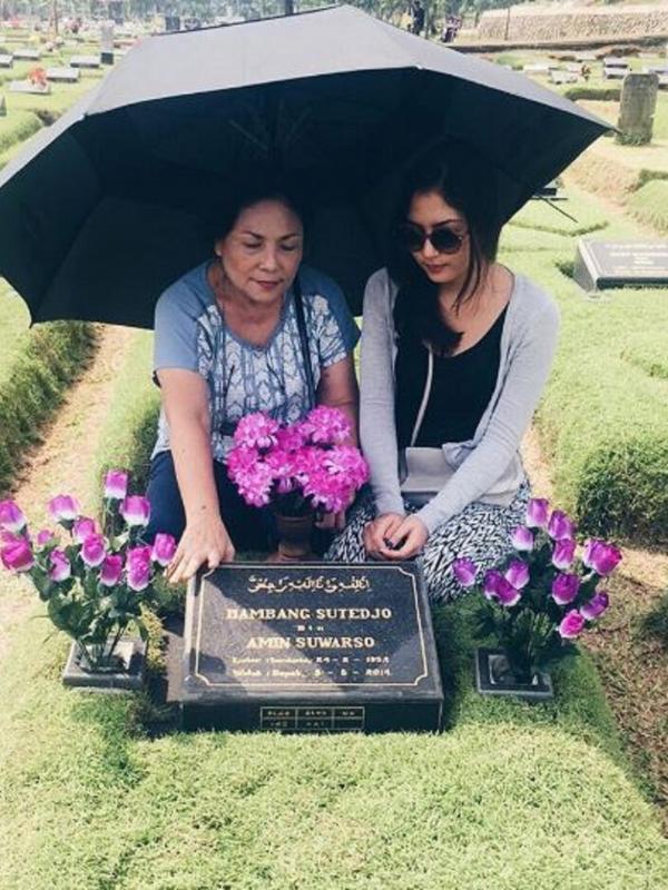 Jessica Mila berziarah ke makam ayahnya, Bambang Sutedjo (Instagram/@jscmila)