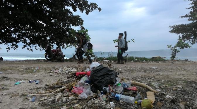 Latar langit indah Pantai Sawarna tercemar sampah plastik dari pengunjung dan pengelola yang ada di sekitar pantai. (Liputan6.com/Achmad Sudarno)
