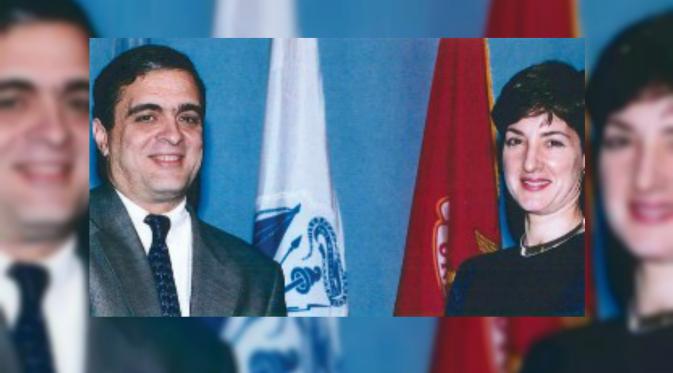 Ana Montes dengan George Benett wakil DIA setelah menerima penghargaan tahun 1997 (CNN)