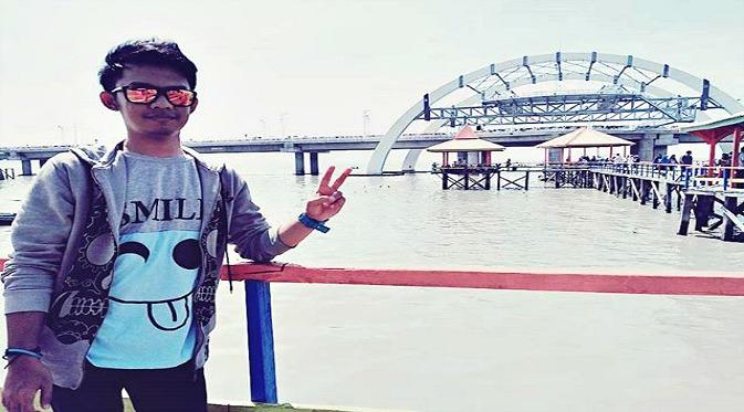 Selfie berlatarbelakang Jembatan Suroboyo /  @arfenz