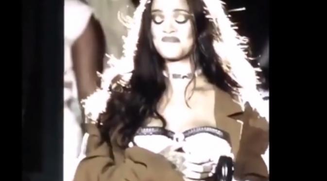 Rihanna bertingkah konyol saat dilempari bra oleh penonton. (Youtube)