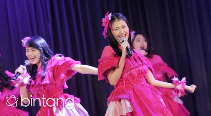 Penampilan JKT48 di atas panggung (Adrian Putra/Bintang.com)