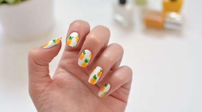 Nail art bermotifkan nanas. (via: ehow.com)