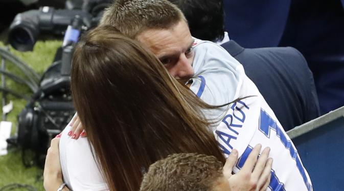 Rebekah Vardy memeluk suaminya Jamie Vardy setelah Inggris kalah dari Islandia di babak 16 besar yang berlangsung di Stade de Nice (27/6/2016). (Reuters)