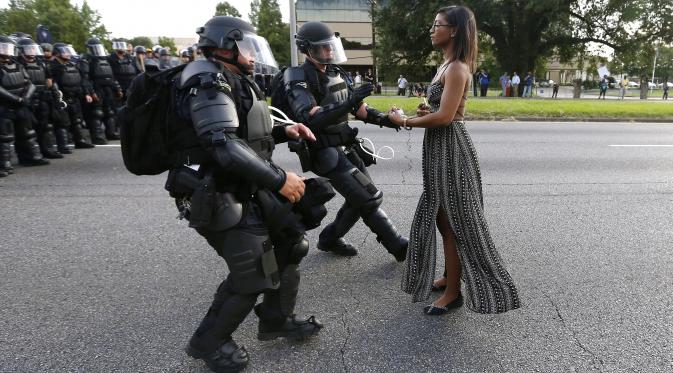 Foto ikonik dalam demonstrasi di Baton Rouge, Louisiana (REUTERS/Jonathan Bachman)