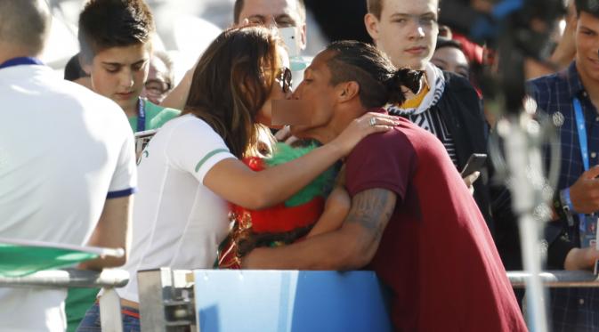 Pemain Portugal, Bruno Alves mencium mesra kekasihnya sebelum pertandingan Kroasia melawan Portugal di babak 16 besar Euro 2016. (Reuters)