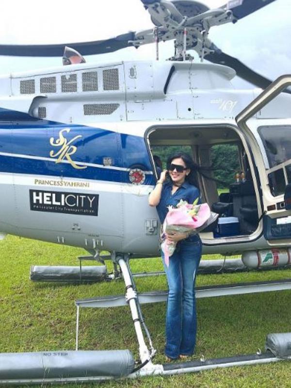 Syahrini pamer naik helikopter [Instagram/@princessyahrini)