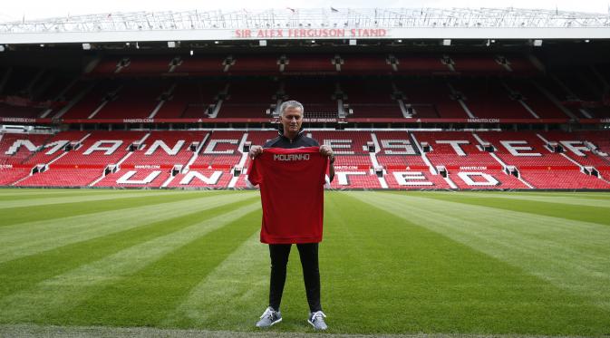 Jose Mourinho saat diperkenalkan sebagai pelatih baru MU di Stadion Old Trafford. (Reuters)